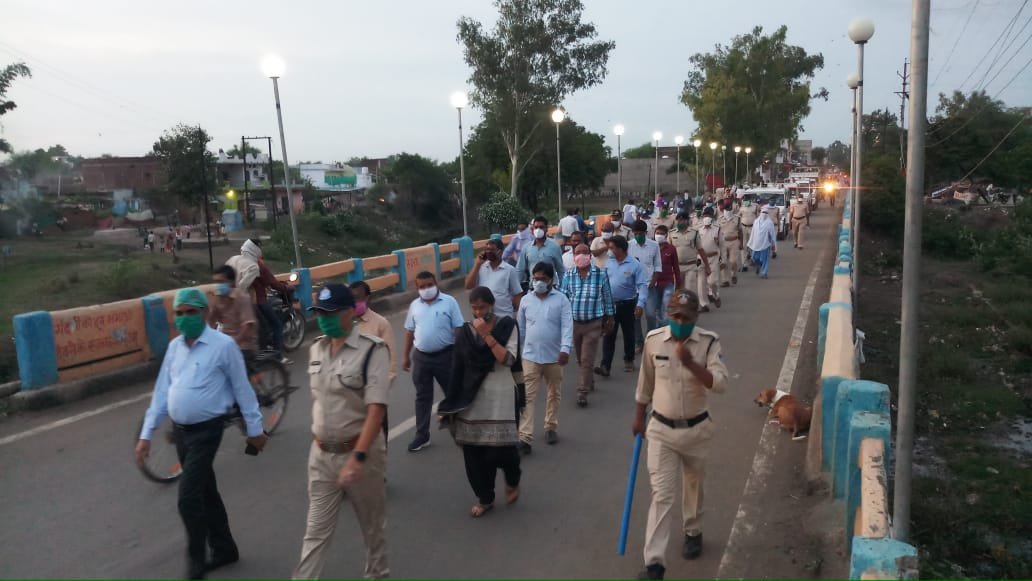 आगामी राष्ट्रीय त्योहार ईद एवं रक्षाबंधन के मद्देनज़र पुलिस एवं स्थानीय प्रशासन ने नगर में संयुक्त रुप से किया फ्लैग मार्च | New India Times