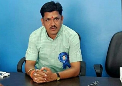 खाद की कमी से परेशान किसान दर दर भटकने को है मजबूर, विधायक मुकेश पटेल ने नाराज़गी जताते हुए दी आंदोलन छेड़ने की चेतावनी | New India Times