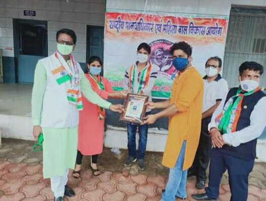 कोरोना यौद्धाओं के रूप में राष्ट्रीय मानवाधिकार एवं महिला बाल विकास आयोग ने डॉक्टर्स व स्टॉफ का किया सम्मान | New India Times