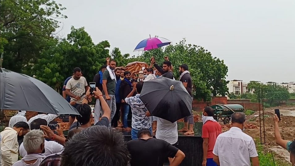 अम्बेडकर पार्क पर गहराया विवाद, भीम सेना ने तोड़ी अवैध दीवार | New India Times