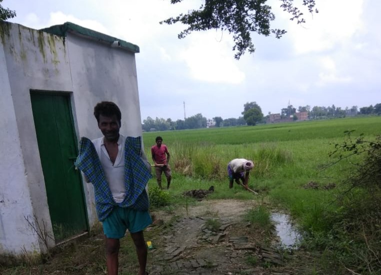 अम्बेडकरनगर के एक प्राथमिक विद्यालय में बच्चों को बीमारियों की सौगात दे रहे हैं ग्राम प्रधान और लेखपाल | New India Times