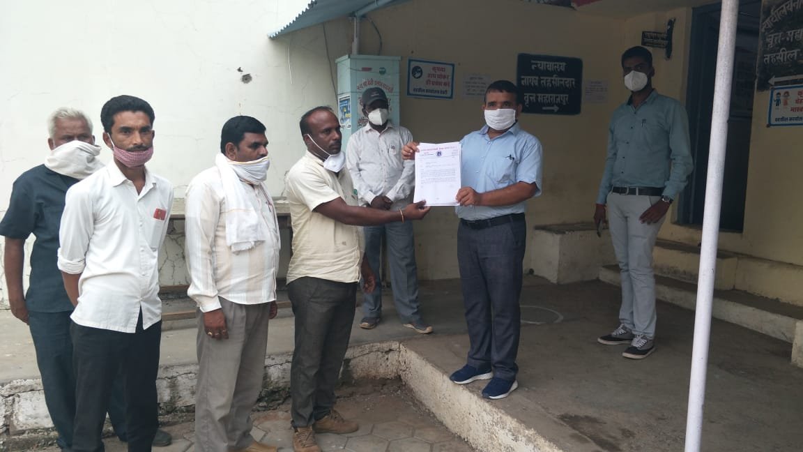 सामुदायिक स्वास्थ केन्द्र की व्यवस्थाओं तथा नगरपालिका कर्मचारियों द्वारा गरीबों सब्जी ठेले जब्त किये जाने के विरोध में जनपद पंचायत उपाध्यक्ष महेन्द्र पटेल ने देवरी एसडीएम को सौंपा ज्ञापन | New India Times