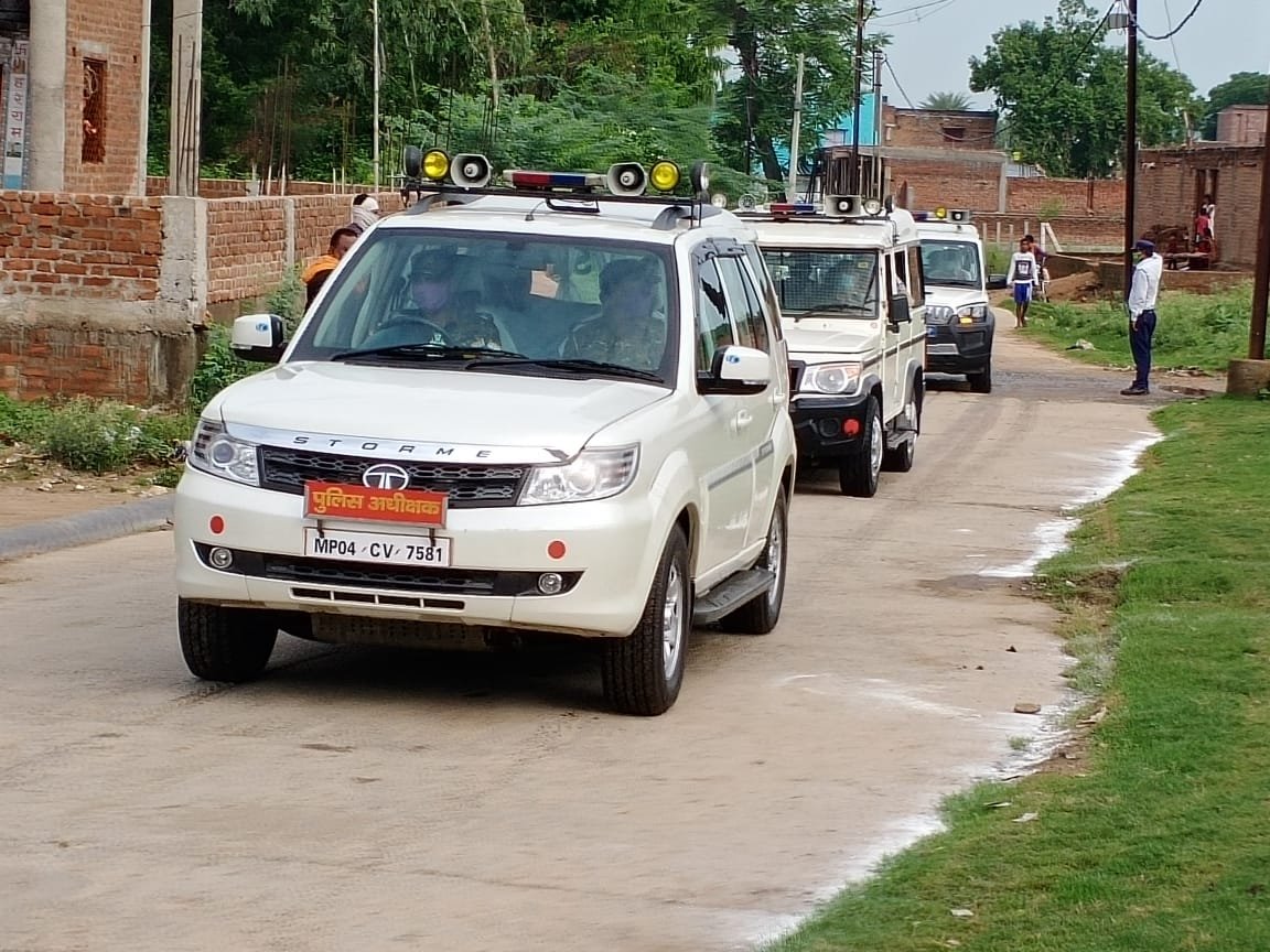 आगामी त्योहारों के चलते पुलिस कप्तान ने शहर में निकाला फ्लैग मार्च | New India Times