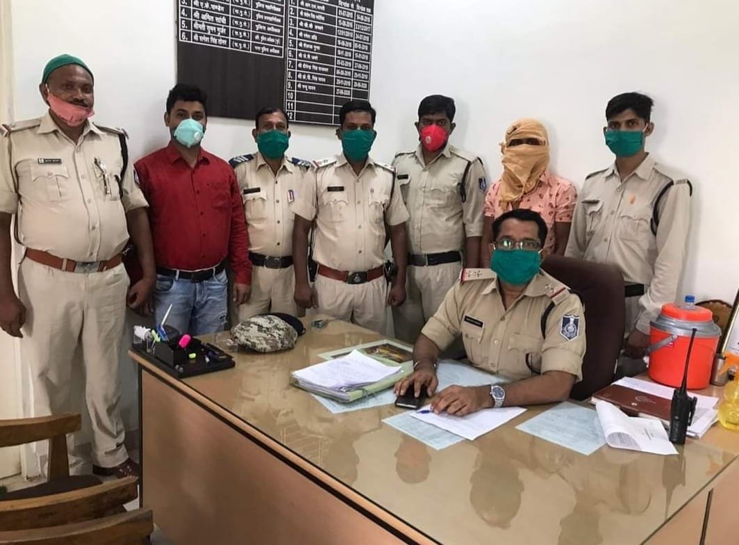 लूट के मामले में दो साल से फरार बदमाश को पुलिस ने असलहा के साथ किया गिरफ्तार | New India Times