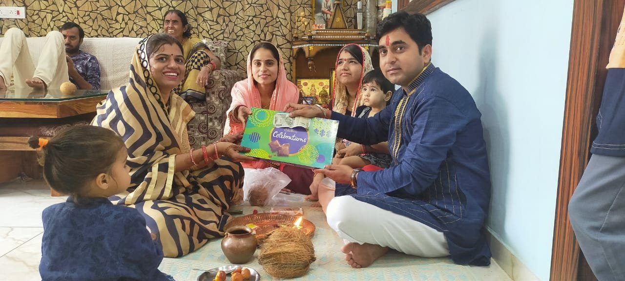 रक्षाबंधन: भाई की कलाई पर बहना ने प्यार बांधा है। मेघनगर में भी बहनों ने भाईयों के कलाई पर बांधी राखी | New India Times