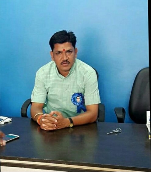 खाद की कमी से परेशान किसान दर दर भटकने को है मजबूर, विधायक मुकेश पटेल ने नाराज़गी जताते हुए दी आंदोलन छेड़ने की चेतावनी | New India Times