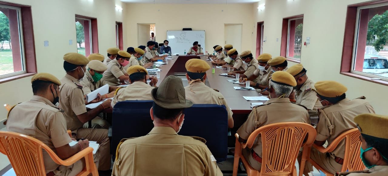 पुलिस अधीक्षक केसर सिंह शेखावत ने पुलिस अधिकारियों की ली बैठक, कोरोना संक्रमण को फैलने से रोकने के लिए सख्ती बरतने के दिए निर्देश | New India Times