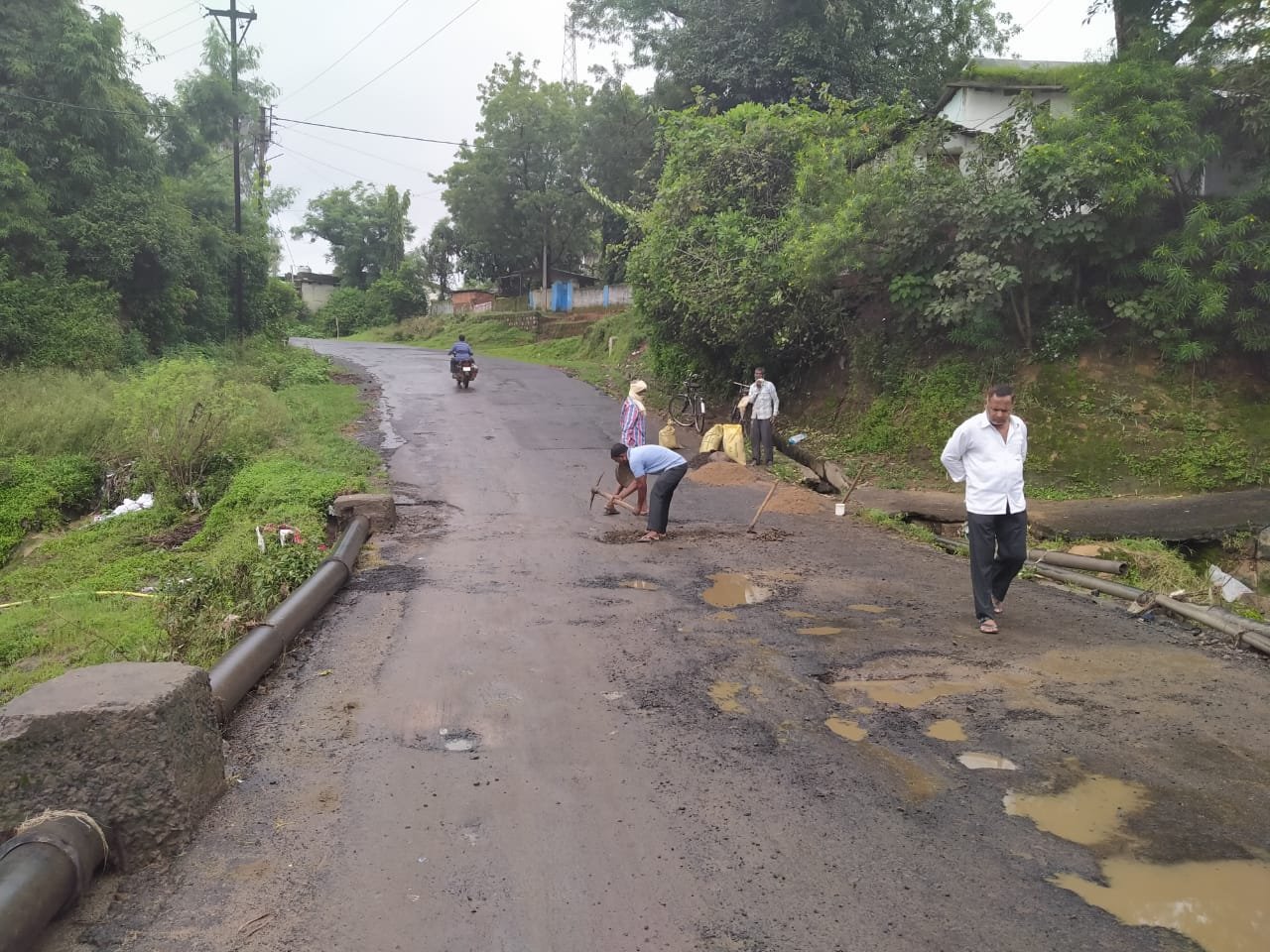 लोक निर्माण विभाग के पुलिया की हो रही है मरम्मत | New India Times