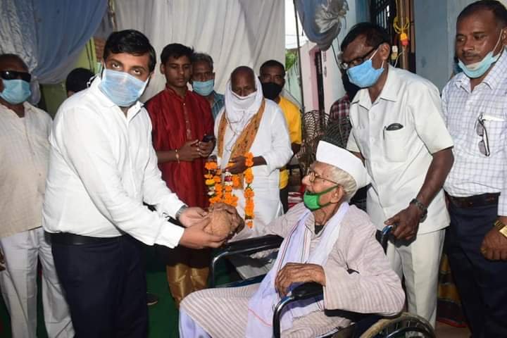 कलेक्टर ने स्वतंत्रता संग्राम सेनानी श्री नाथूराम सूत्रकार का घर जाकर किया सम्मान | New India Times