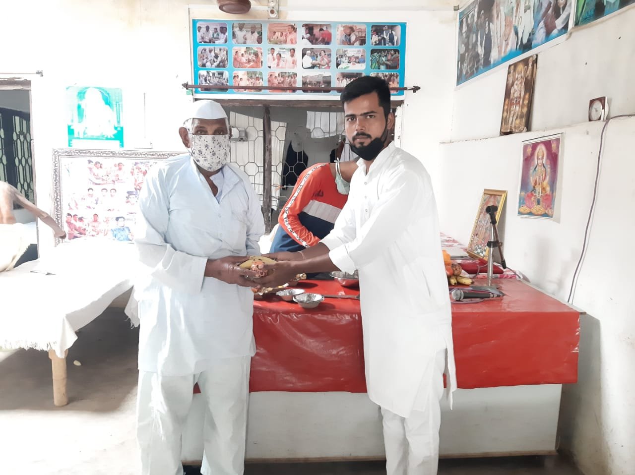 कांग्रेस सेवादल के ब्लॉक अध्यक्ष आज़ाद मिर्ज़ा ने अपने जन्मदिन पर वृद्ध आश्रम में किया फल वितरण | New India Times