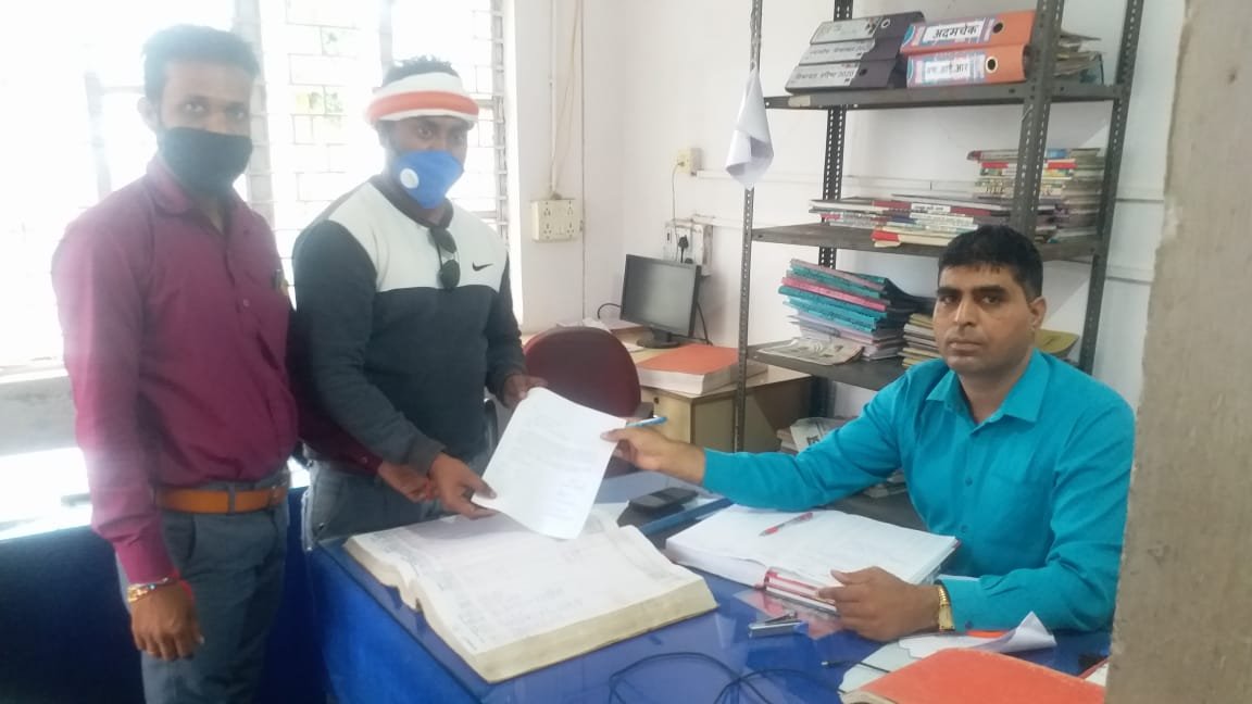 मेघनगर के जागरुक युवा राष्ट्रीय ध्वज अपमान के मामले को लेकर पहुंचे थाने, एक ही डंडे में दो झंडे का मामला पहुंचा थाने | New India Times