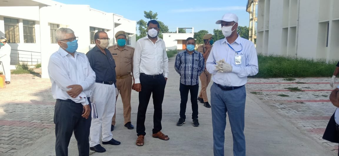 अचानक कोविड केयर सेंटर जगसड़ पहुंचे डीएम, व्यवस्थाओं का लिया जायजा, दिए आवश्यक दिशा-निर्देश | New India Times
