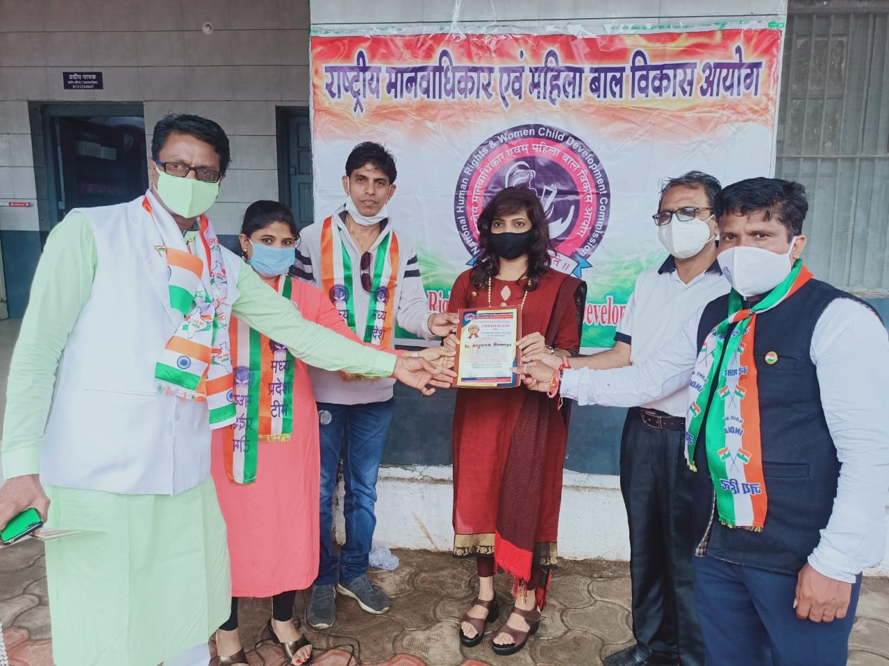 कोरोना यौद्धाओं के रूप में राष्ट्रीय मानवाधिकार एवं महिला बाल विकास आयोग ने डॉक्टर्स व स्टॉफ का किया सम्मान | New India Times