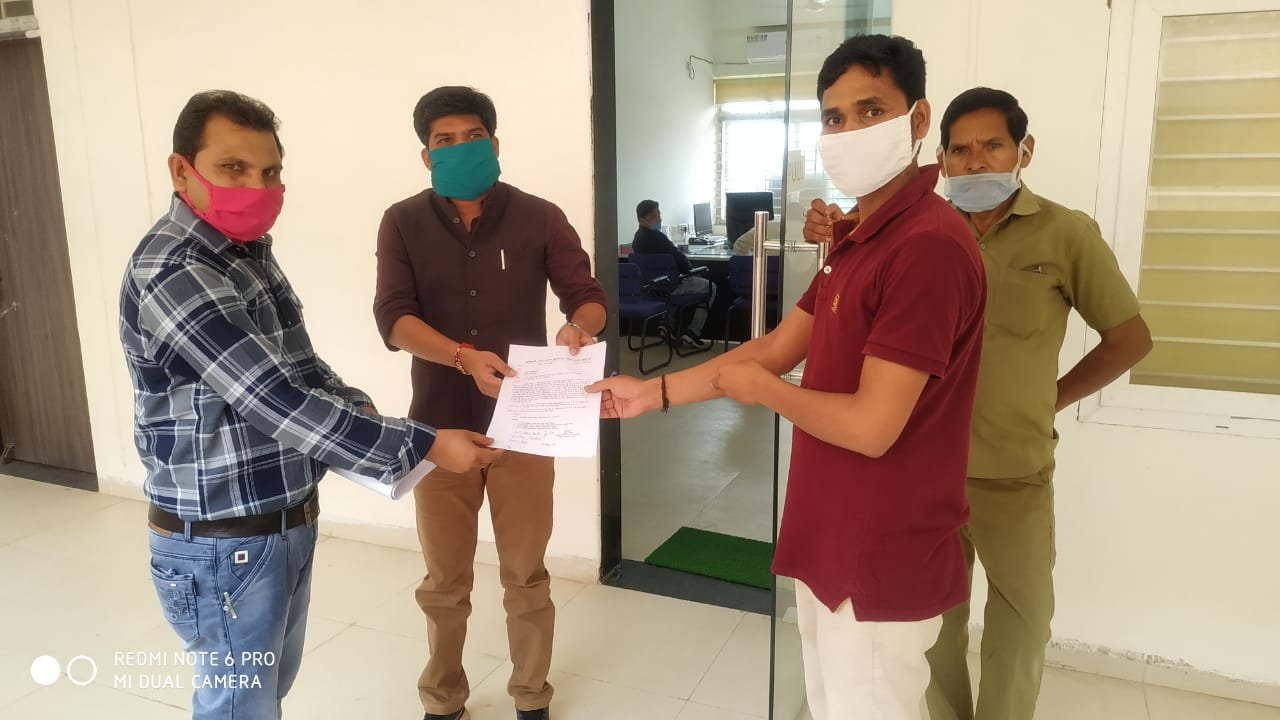 आदिवासी छात्र संगठन ने कॉलेज की विभिन्न समस्याओं एवं सेल्फ फाइनेंस के कोर्स में प्रवेश नहीं देने पर कलेक्टर के नाम डिप्टी कलेक्टर को दिया ज्ञापन | New India Times