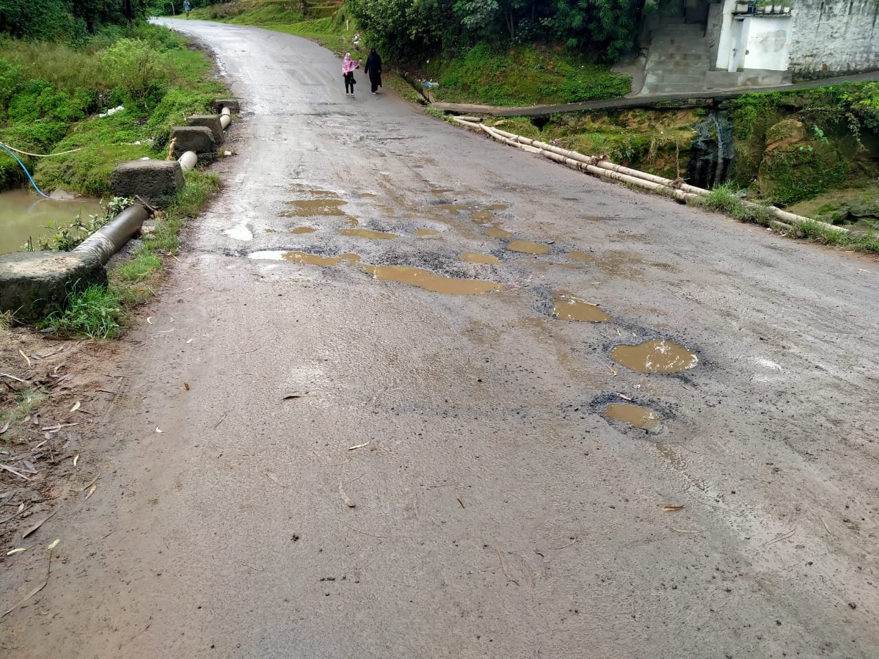 लोक निर्माण विभाग द्वारा घटिया निर्माण कार्य उजागर, नगर की मुख्य पुलिया में हुए बड़े-बड़े गड्ढे | New India Times