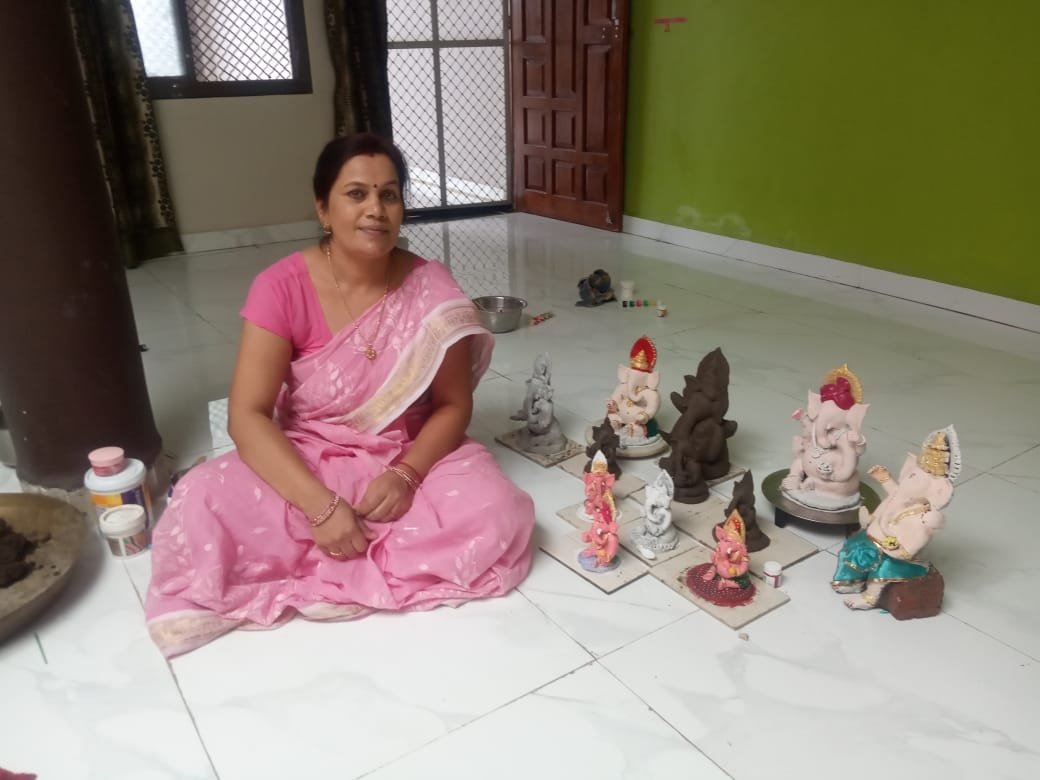 शिक्षक ने मिट्टी की गणेश प्रतिमा बना कर दिया पर्यावरण को संरक्षित करने का संदेश | New India Times