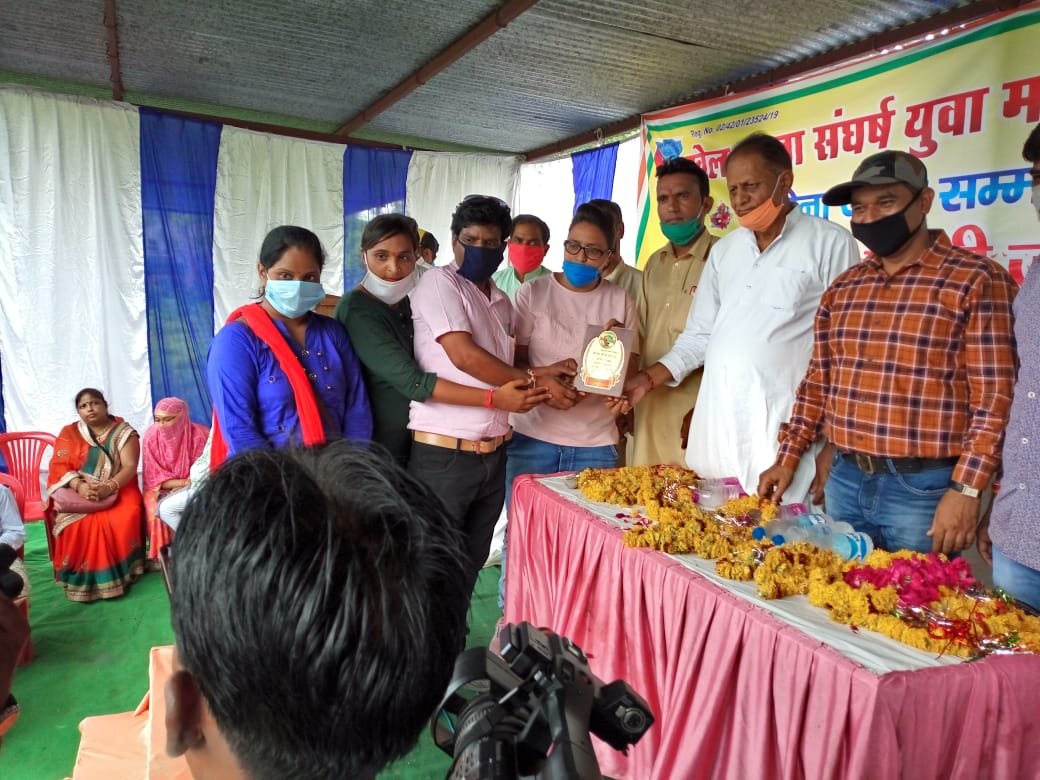 खेल एकता संघर्ष युवा मंडल समिति में मुख्य अतिथि के रुप में पधारे पूर्व विधायक मुन्ना लाल गोयल ने गौरवशाली सामाजिक संस्था को किया सम्मानित | New India Times