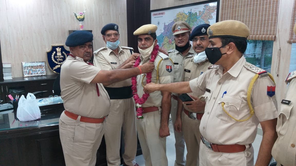 धौलपुर पुलिस अधीक्षक केसर सिंह शेखावत ने पुलिसकर्मी अशोक कुमार को किया सम्मानित | New India Times