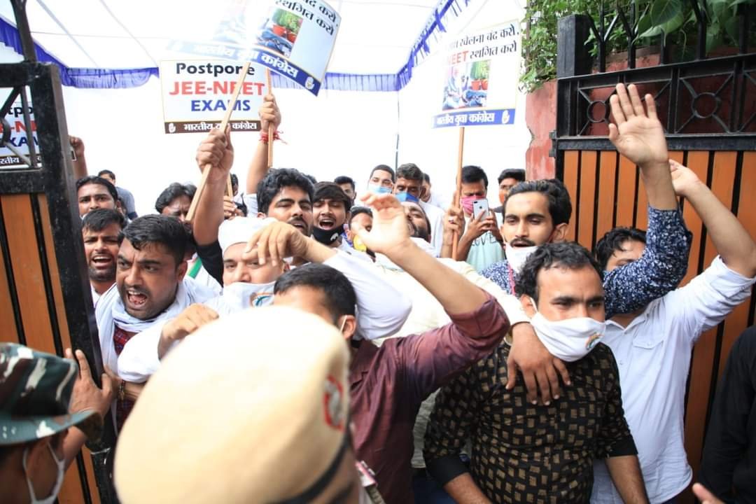 NEET-JEE परीक्षाओं को स्थगित करने के लिए पुलिस प्रशासन एवं भारतीय युवा कांग्रेस आमने-सामने | New India Times
