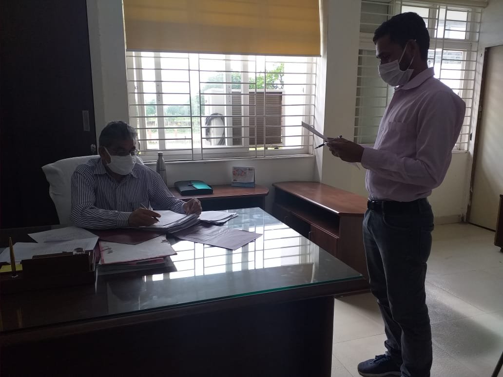 आदिवासी छात्र संघ ने सौंपा ज्ञापन, मुख्यमंत्री जनदर्शन यात्रा के दौरान जिला खेल परिसर के मैदान की तोड़ दी गई थी दीवार | New India Times