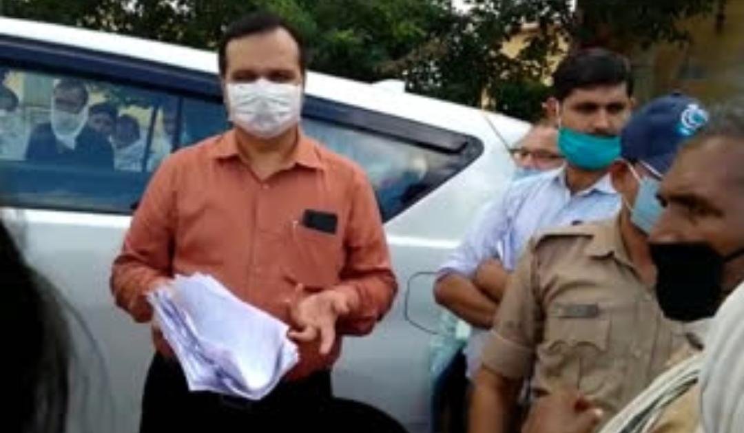 पत्रकार से अभद्रता करने वाले रजिस्टार पर कलेक्टर ने की कार्रवाई | New India Times