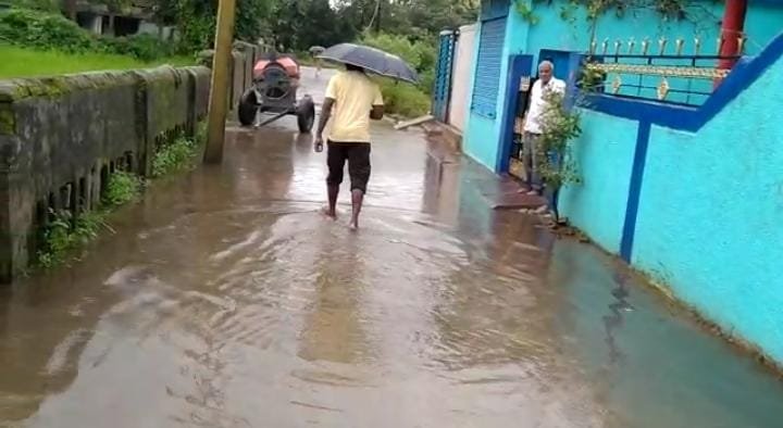 वार्ड नंबर 16 की नवनिर्मित सीसी सड़क लोगों के लिए बनी बड़ी परेशानी का कारण | New India Times