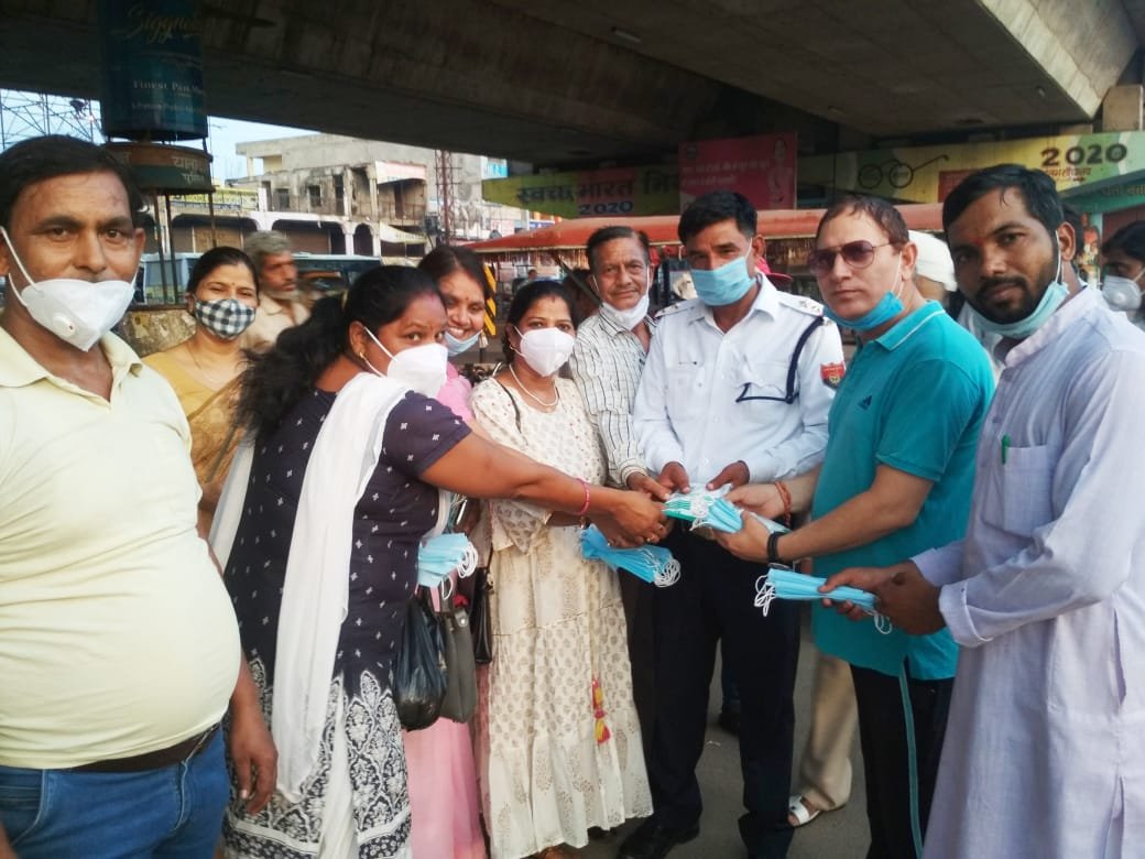 मास्क लगाओ महाअभियान के अंतर्गत गोवर्धन चौराहा मथुरा पर बांटे गये 5000 मास्क | New India Times