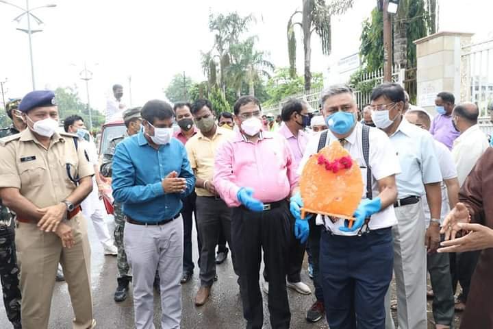 चलित जलाशय में श्री गणेश मूर्ति विसर्जन प्रारंभ, कलेक्टर एवं एसपी भी चलित जलाशय वाहनों का जायजा लेने कटोराताल पहुंचे, 30 वाहनों से किया जा रहा है गणेश मूर्ति विसर्जन | New India Times