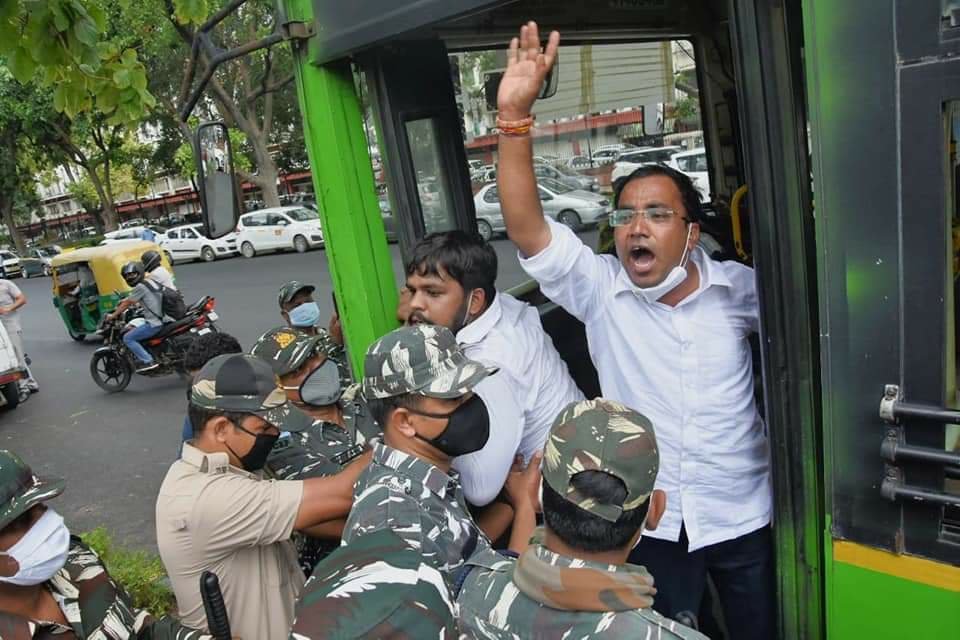 NEET-JEE परीक्षाओं को स्थगित करने के लिए पुलिस प्रशासन एवं भारतीय युवा कांग्रेस आमने-सामने 3 NEET-JEE परीक्षाओं को स्थगित करने के लिए पुलिस प्रशासन एवं भारतीय युवा कांग्रेस आमने-सामने | New India Times