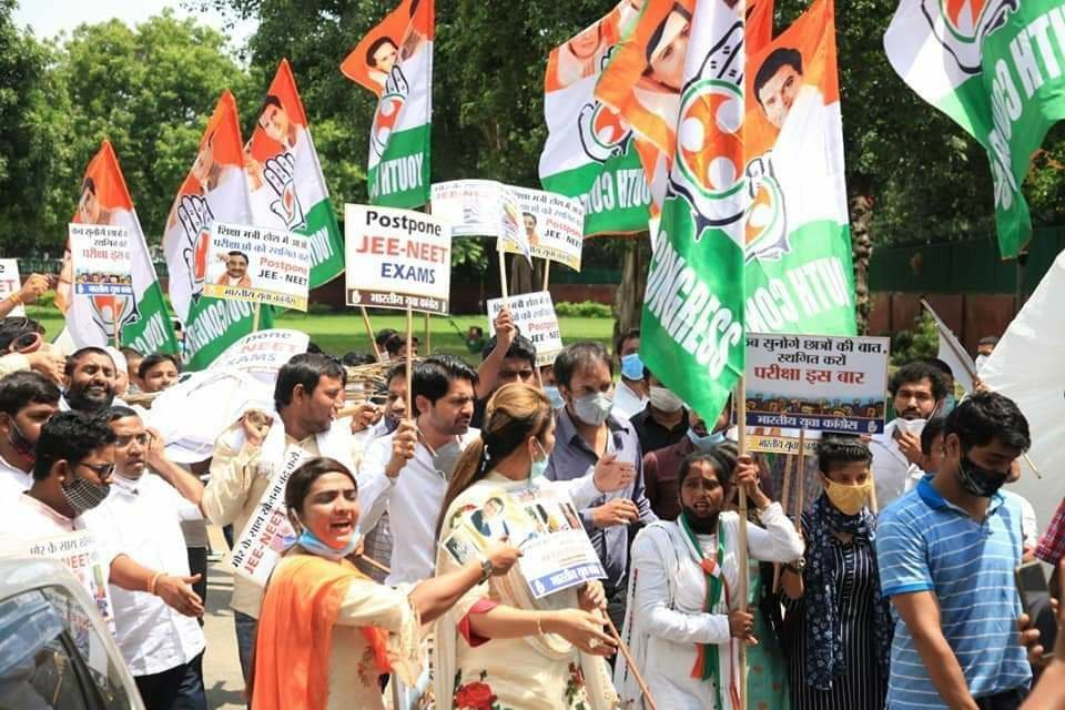 NEET-JEE परीक्षाओं को स्थगित करने के लिए पुलिस प्रशासन एवं भारतीय युवा कांग्रेस आमने-सामने 2 NEET-JEE परीक्षाओं को स्थगित करने के लिए पुलिस प्रशासन एवं भारतीय युवा कांग्रेस आमने-सामने | New India Times
