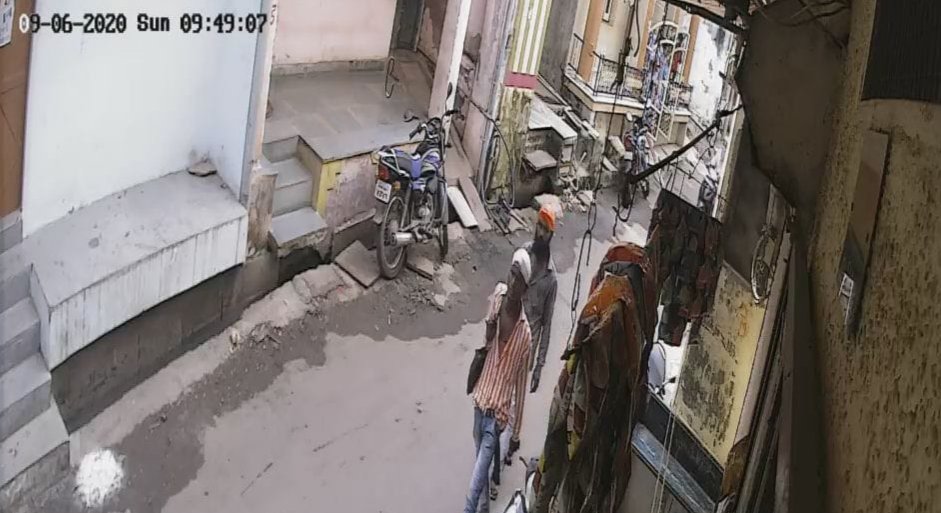 पत्रकार के घर चाभी बनाने के बहाने घुसे दो बदमाश चार लाख रुपये के जेवरात पर हाथ साफ कर हुए फरार | New India Times