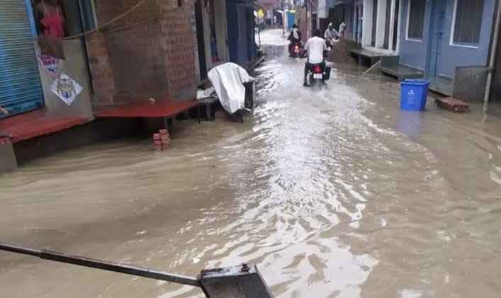 मुसलाधार बारिश ने खोली जलालपुर नगर पालिका की पोल, जल भराव से शहरवासी परेशान | New India Times