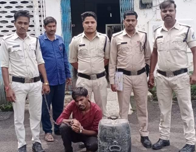 54 लीटर कच्ची शराब के साथ एक आरोपी गिरफ्तार | New India Times