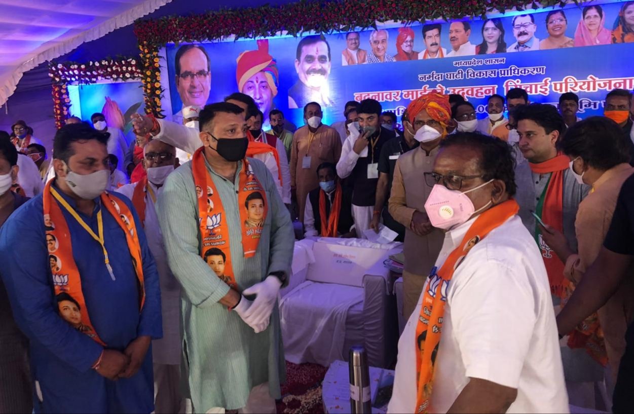 पूर्व विधायक सहित कई वरिष्ठ कांग्रेसी कार्यकर्ता हुए भाजपा में शामिल, मुख्यमंत्री शिवराजसिंह चौहान व सिंधिया ने किया स्वागत | New India Times