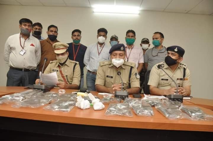 क्राइम ब्रांच ने 7 तस्करों को अवैध 15 पिस्टल व मैग्जीन के साथ किया गिरफ्तार, तस्करों के कब्जे से 20 लाख कीमत की 200 ग्राम ब्राउन शुगर व कार जप्त | New India Times