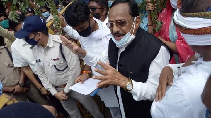 किसानों के समर्थन में कांग्रेस आई सामने, मुआवजे की मांग को लेकर राज्यपाल के नाम जिला कलेक्टर को सौंपा ज्ञापन | New India Times