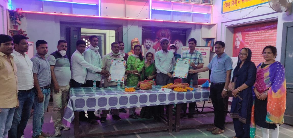 शिक्षक संघ (एकीकृत) की जिला अध्यक्ष रेखा शर्मा के नेतृत्व में पदाधिकारियों को दी गई विदाई | New India Times