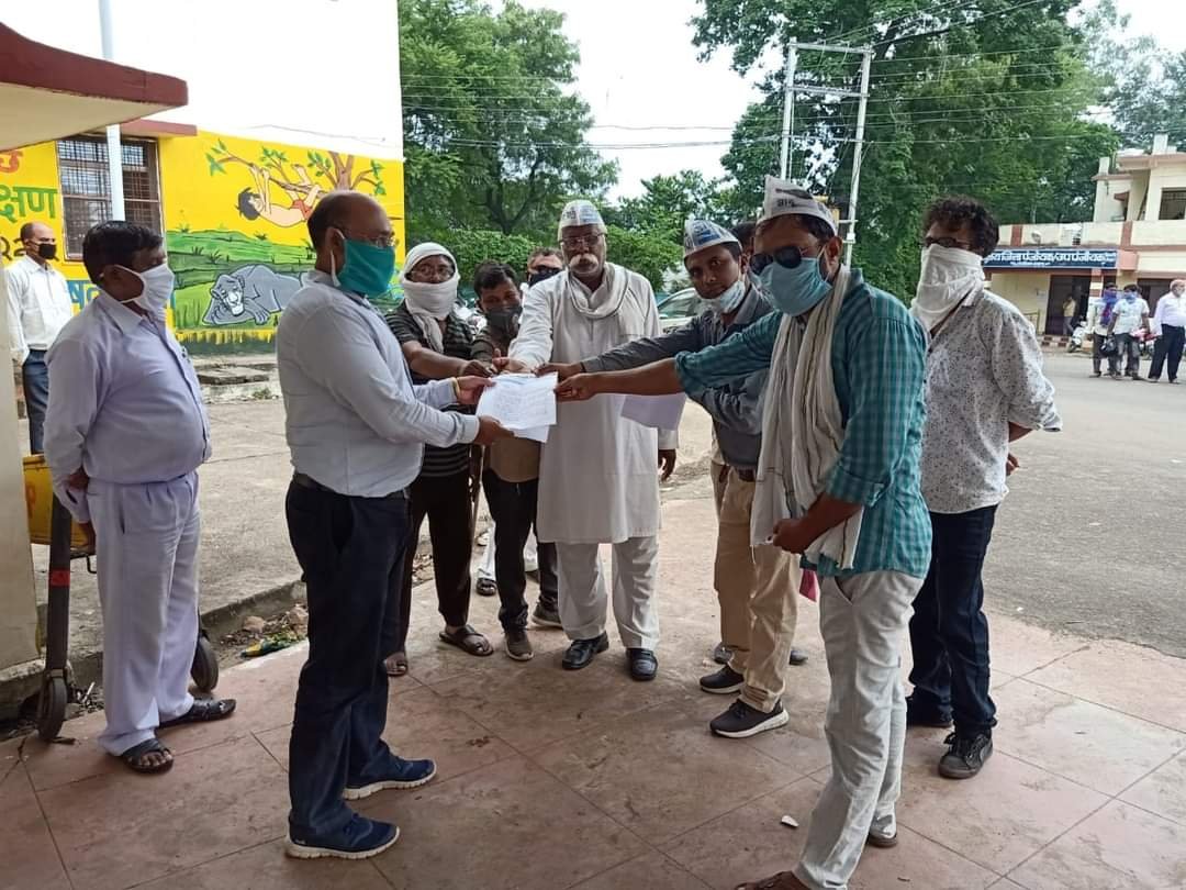 केजरीवाल सरकार की तर्ज पर 50 हजार प्रति हेक्टेयर राहत आपदा राशि की मांग को लेकर आम आदमी पार्टी जिला सिवनी के पदाधिकारियों ने कलेक्टर सिवनी के माध्यम से मुख्यमंत्री के नाम सौंपा ज्ञापन | New India Times
