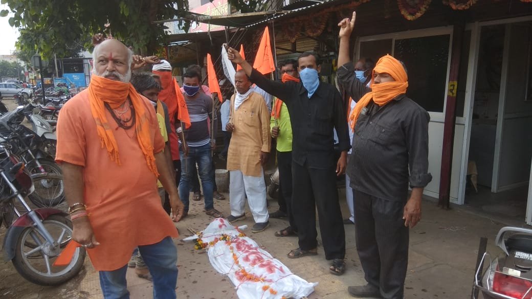 शिव सैनिकों ने 'राज्य सरकार' की अर्थी यात्रा निकालकर दर्ज कराया अपना आक्रोश | New India Times