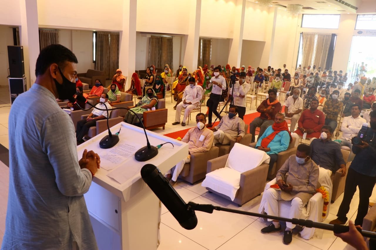 स्ट्रीट वेंडर्स के लिए लागू योजना से कोई भी पात्र हितग्राही नहीं छूटेगा: श्री दत्तीगांव। मंत्री श्री दत्तीगांव बदनावर में प्रधानमंत्री स्वनिधि संवाद में हुए शामिल | New India Times