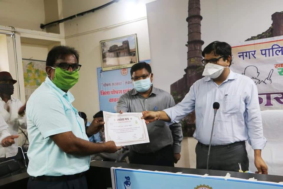 कलेक्टर ने स्वच्छ भारत मिशन के तहत नगर निगम बुरहानपुर के अधिकारियों एवं कर्मचारियों को किया सम्मानित | New India Times