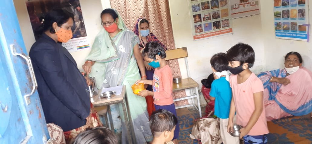 आंगनवाड़ी केन्द्र में परियोजना अधिकारी के मार्गदर्शन में कार्य योजना पर आंगनवाड़ी कार्यकर्ताओं द्वारा दी गई विस्तृत जानकारी | New India Times