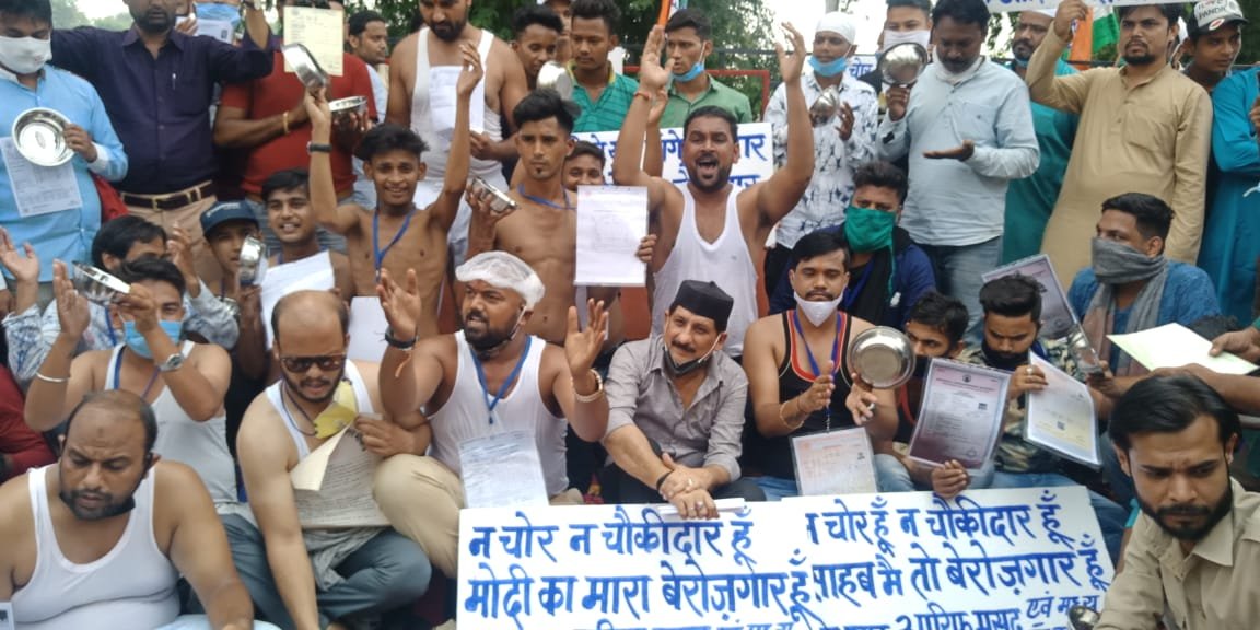 विधायक आरिफ मसूद के नेतृत्व में भोपाल के नीलम पार्क में सैकड़ों बेरोज़गार युवकों ने बेरोज़गार-दिवस मनाकर किया विरोध-प्रदर्शन | New India Times