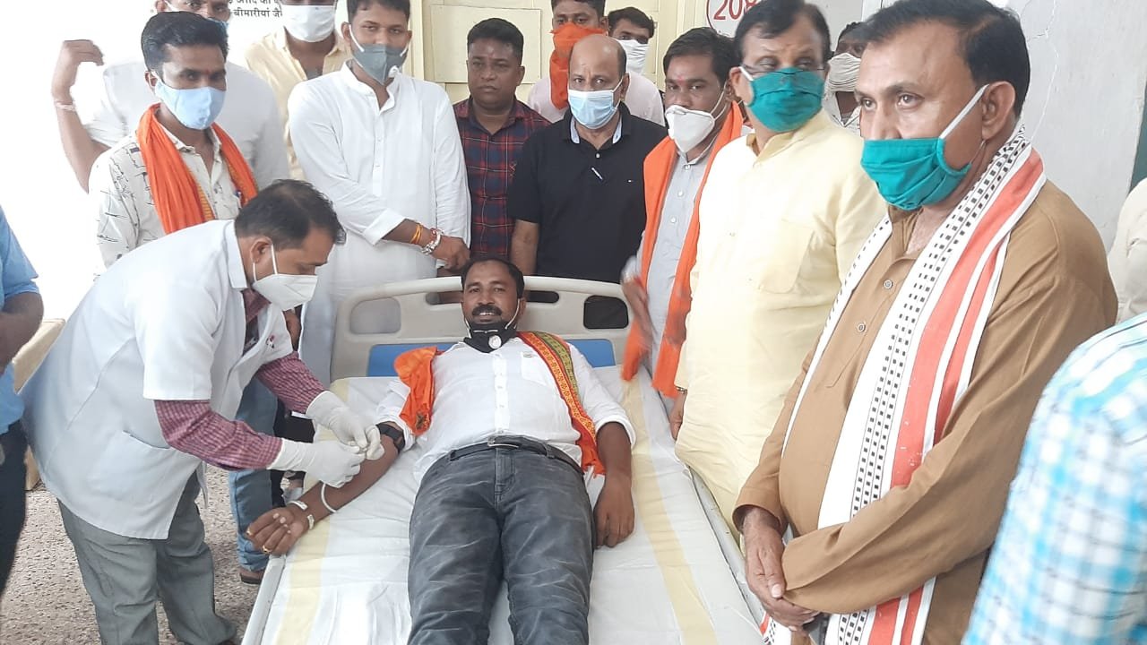 रक्तदान परोपकार और परहित का काम: सांसद डामोर। सेवा सप्ताह के अंतर्गत युवा मोर्चा ने किया रक्तदान | New India Times