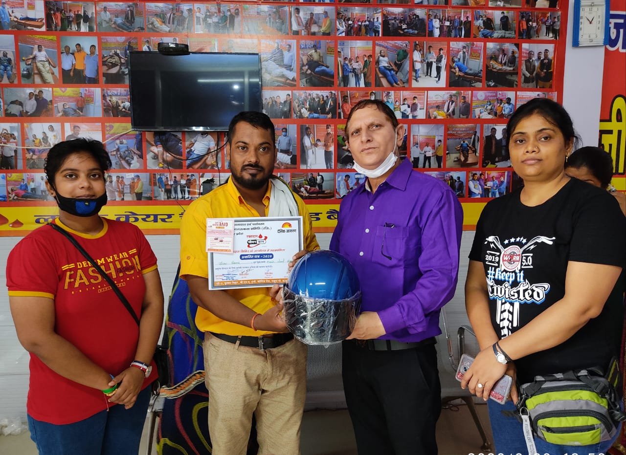 रक्तदान शिविर में प्रत्येक रक्तदाता को संस्था द्वारा दिया गया हेल्मेट व प्रशस्ति पत्र: विनोद दीक्षित | New India Times