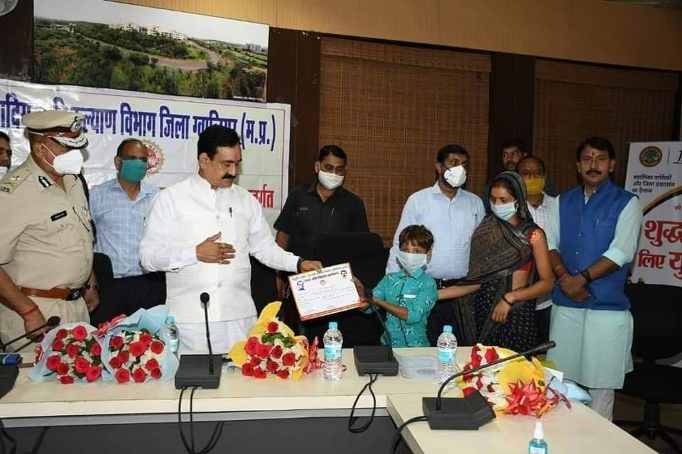 गृह, जेल एवं विधि विधायी कार्य मंत्री डॉ. नरोत्तम मिश्रा ने ग्वालियर कलेक्ट्रेट में पीड़ित परिवारों को वितरित की सहायता राशि | New India Times