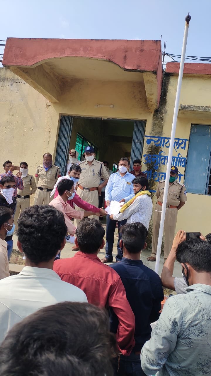 सोण्डवा में बेरोजगार युवाओं ने रैली निकाल कर और एसडीएम को ज्ञापन सौंप कर की रोजगार की मांग | New India Times