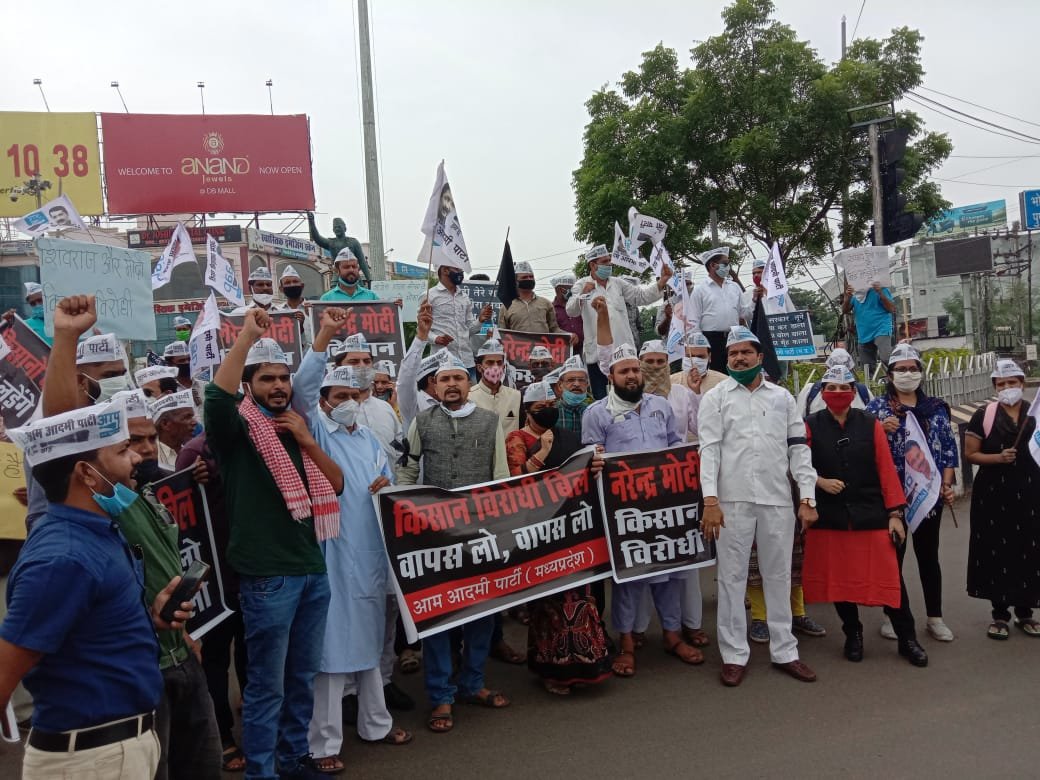भोपाल के प्रभात चौराहे पर आम आदमी पार्टी के कार्यकर्ताओं ने कृषि बिल पास होने पर किया विरोध- प्रदर्शन | New India Times