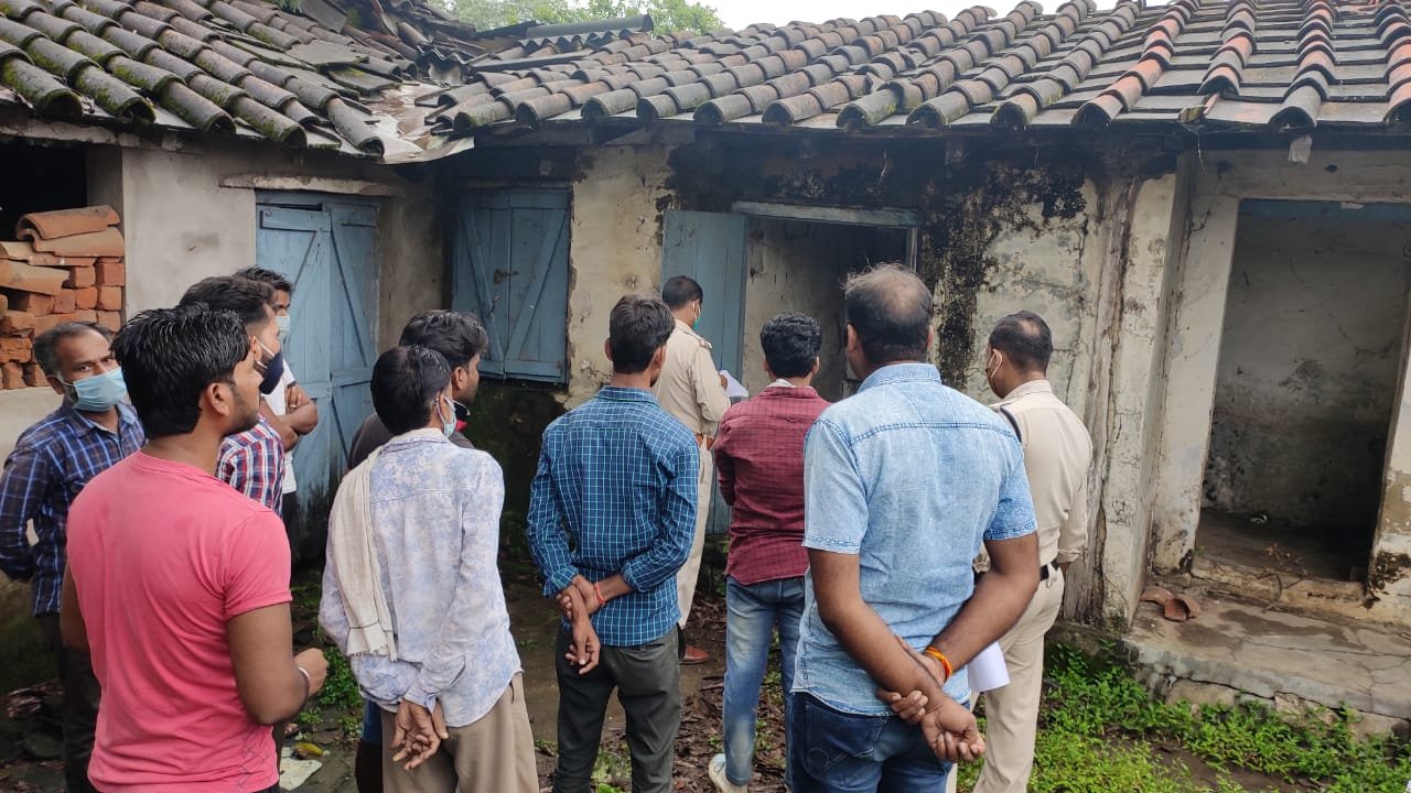 एसडीएम बंगले के सामने बने पुराने सरकारी आवास फांसी पर झूलता मिला युवक का शव, परिजनों ने जताई हत्या किये जाने की आशंका | New India Times