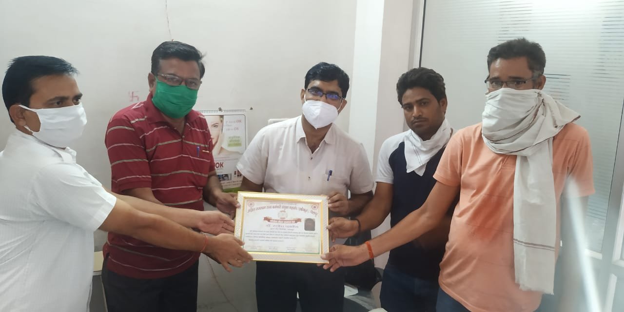 कोरोना काल में प्रशंसनीय कार्य करने पर कर्मचारी महासंघ एकीकृत ने डॉ आर के पांडेय को किया सम्मानित | New India Times